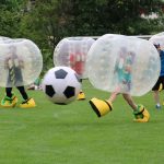 Eventspiel Bubble Soccer Fussball mit Riesenschuhen mieten