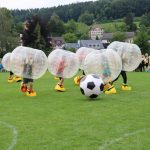 Riesenschuhe Eventspiel Fussball spielen