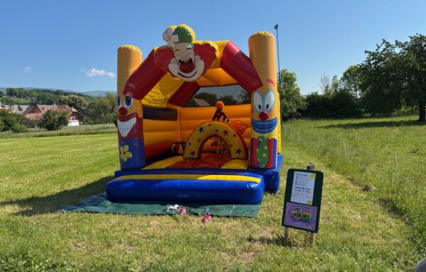 Hüpfburg Clown